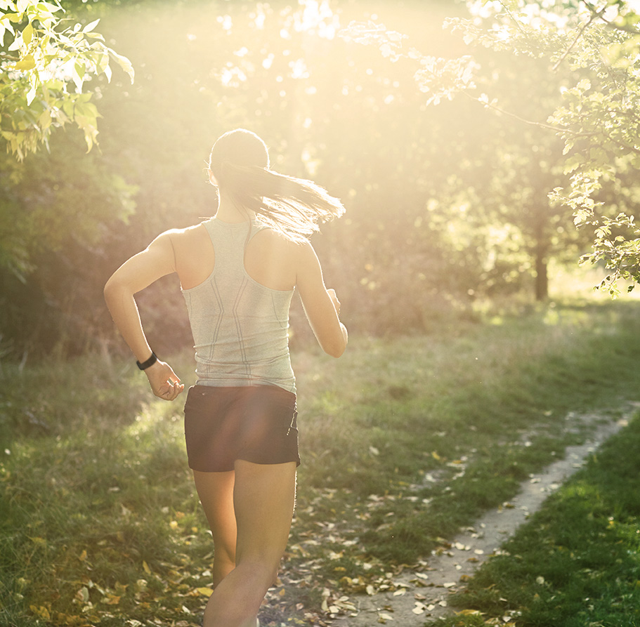 개인 건강기기 어플을 이용하며 런닝하는 모습